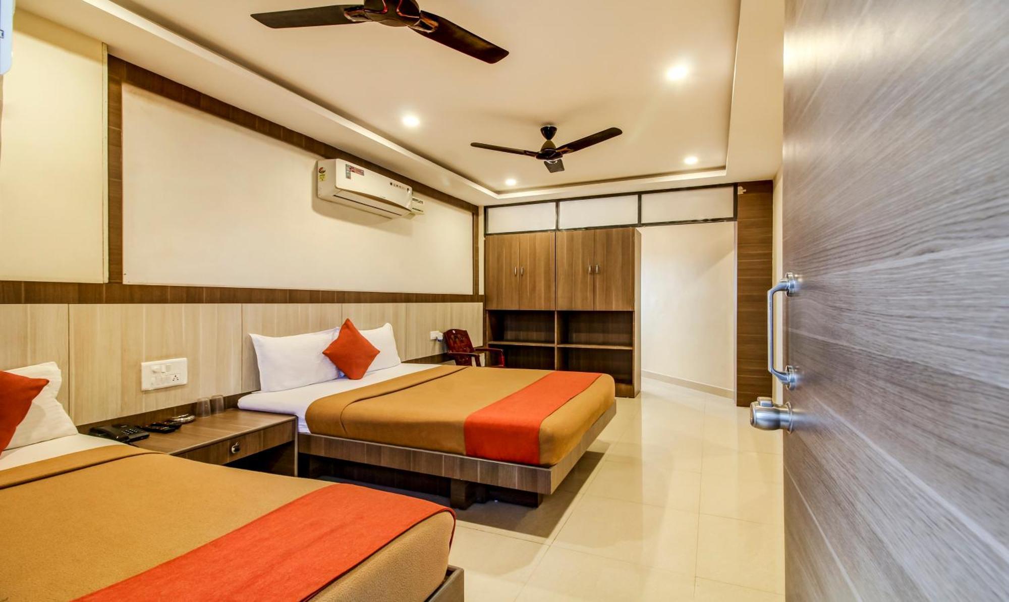 Hotel Neem Tree Hyderabad Airport シャムシャバード エクステリア 写真