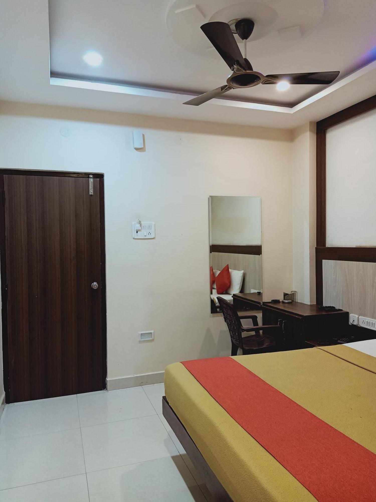 Hotel Neem Tree Hyderabad Airport シャムシャバード エクステリア 写真