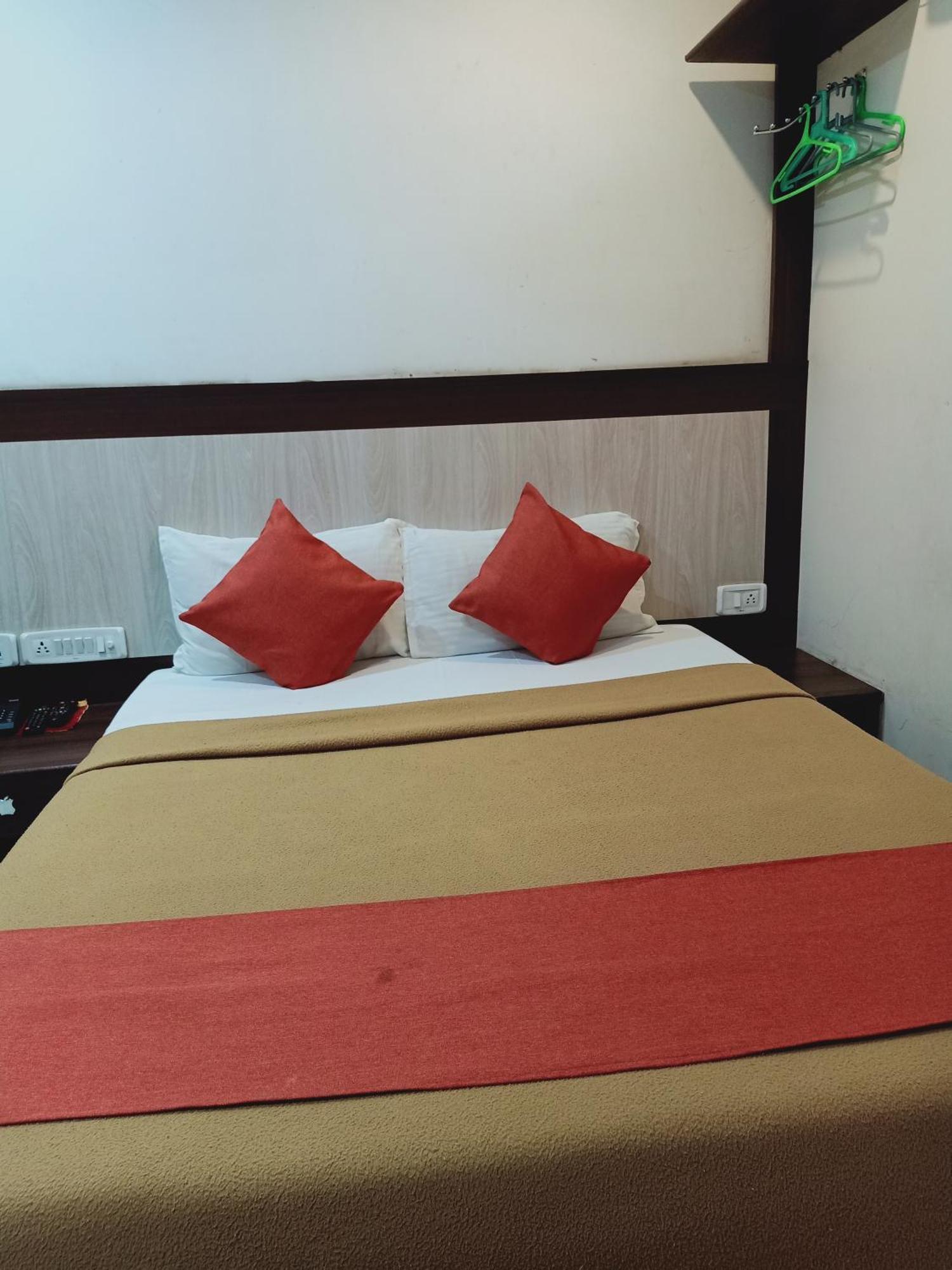 Hotel Neem Tree Hyderabad Airport シャムシャバード エクステリア 写真