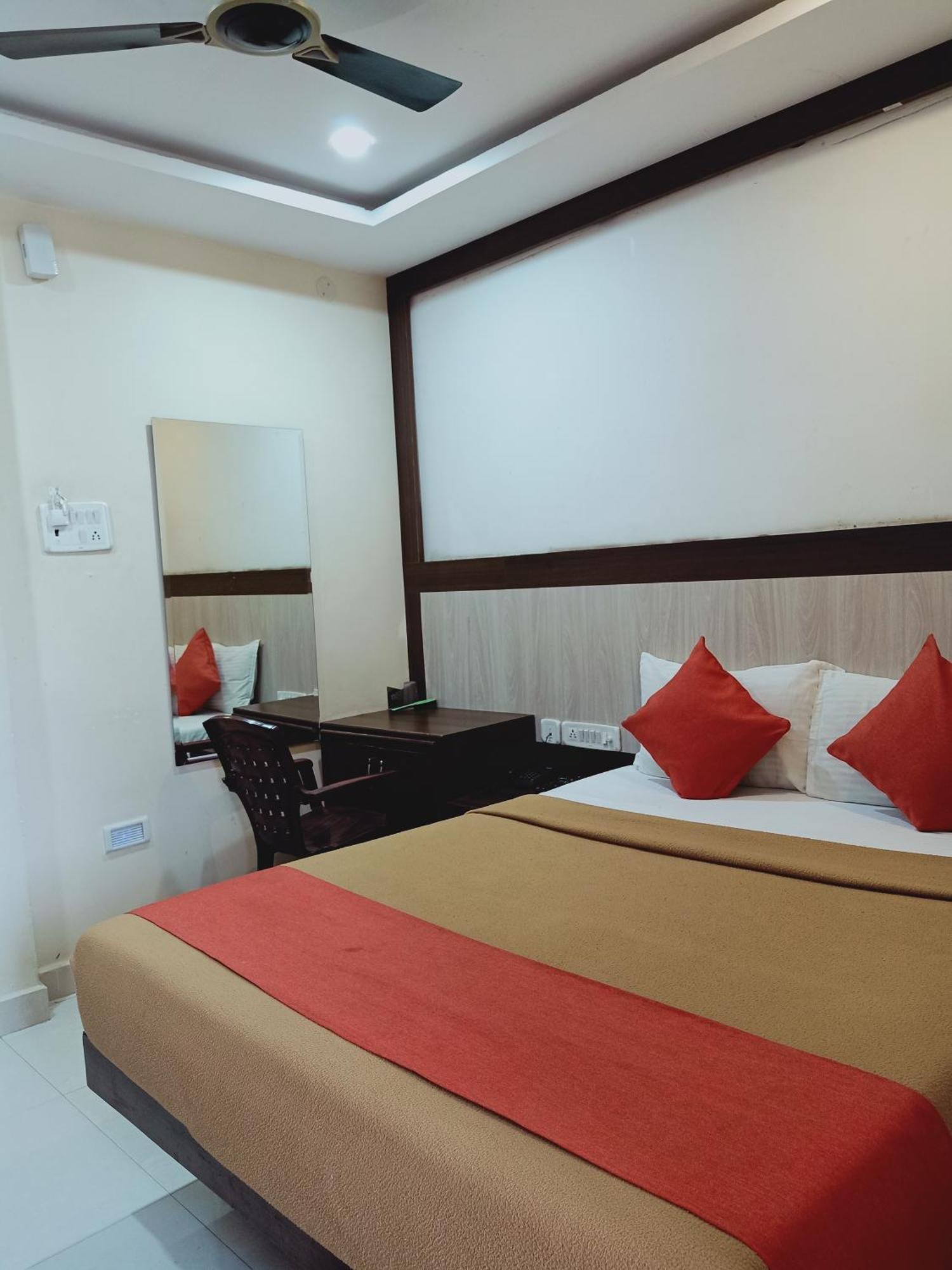 Hotel Neem Tree Hyderabad Airport シャムシャバード エクステリア 写真