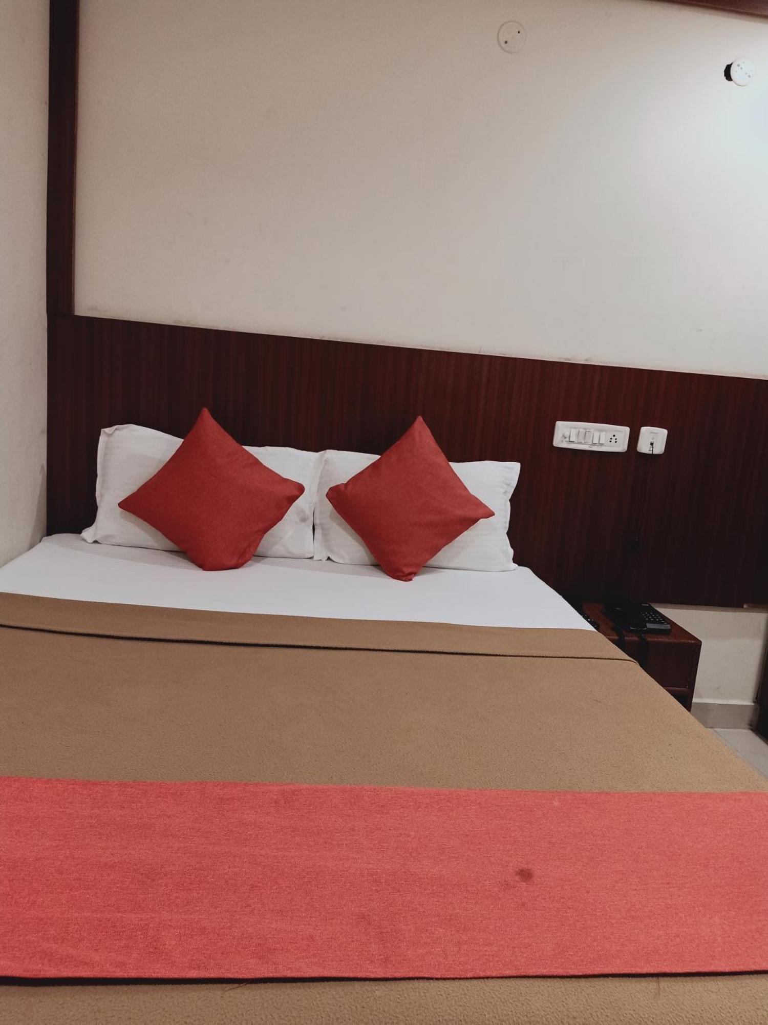 Hotel Neem Tree Hyderabad Airport シャムシャバード エクステリア 写真