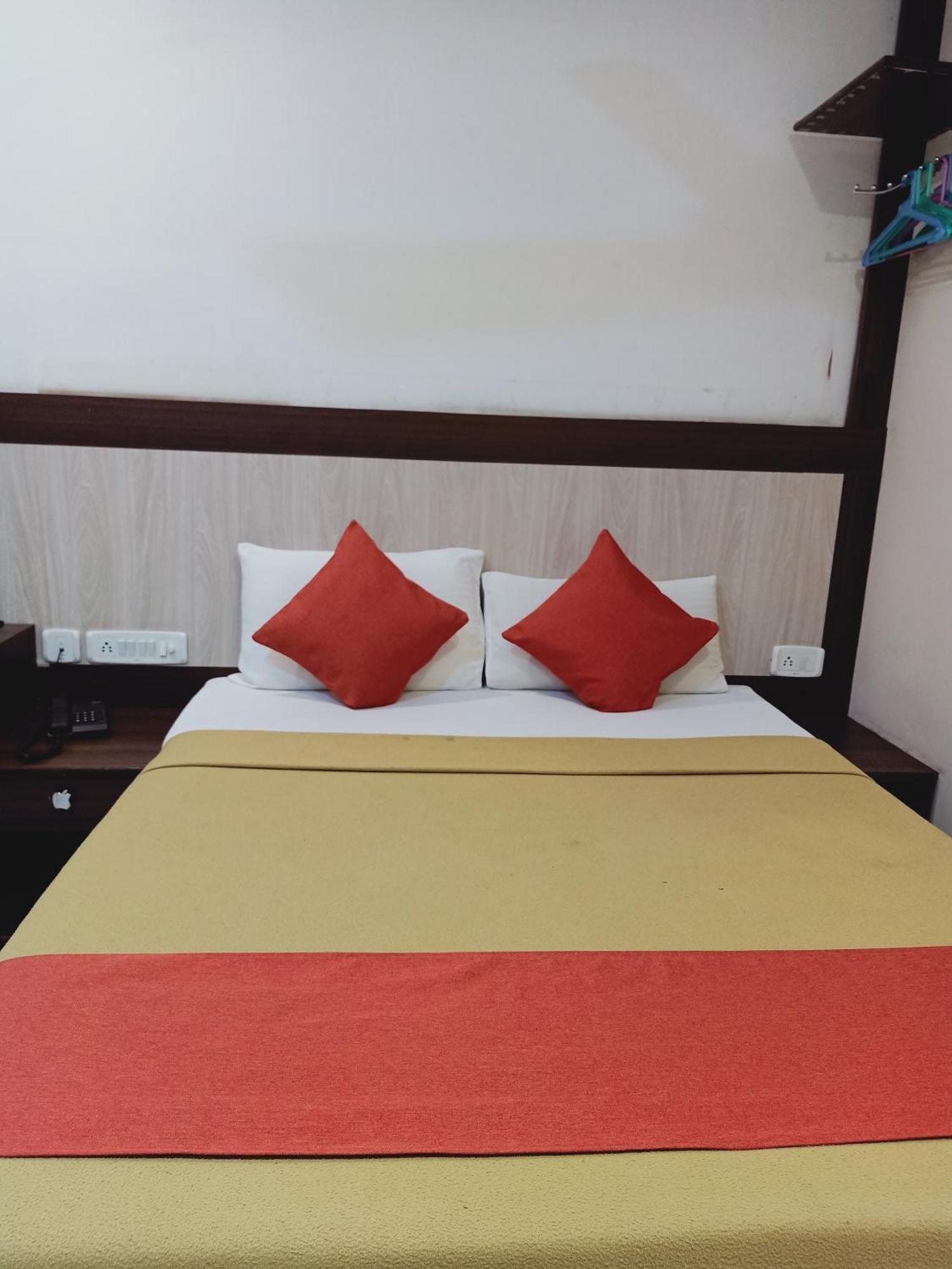 Hotel Neem Tree Hyderabad Airport シャムシャバード エクステリア 写真