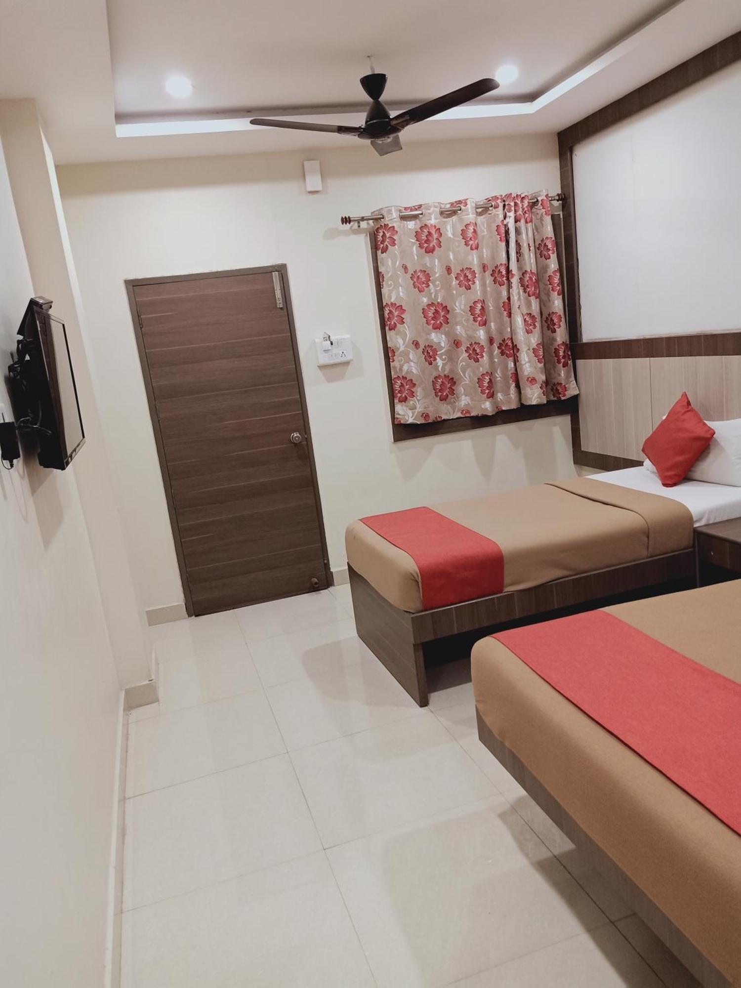Hotel Neem Tree Hyderabad Airport シャムシャバード エクステリア 写真